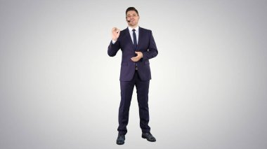 Kulaklık takmış Clother 'lı bir adam Gra' da bir şey sunuyor.