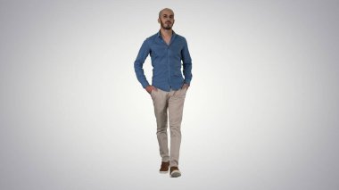 Sıradan bir kıyafet giyen yakışıklı genç bir Arap, putti.