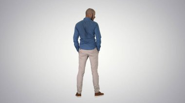 Rastgele bakınan Arap elleri ceplerinde gradyan üzerinde