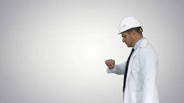 Retrato del arquitecto con sombrero de señora mirando el reloj como si fuera un bein — Foto de Stock