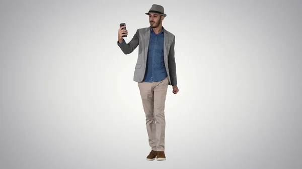 Ελκυστικός άνθρωπος σε casual ρούχα καπέλο hipster stylerecording vlog — Φωτογραφία Αρχείου