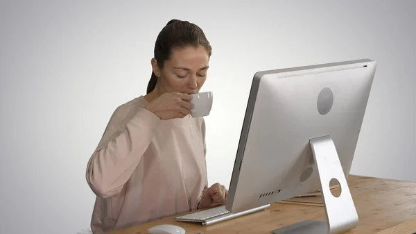 Młoda kobieta z komputerem i kawiarnią na tle gradientu. — Zdjęcie stockowe