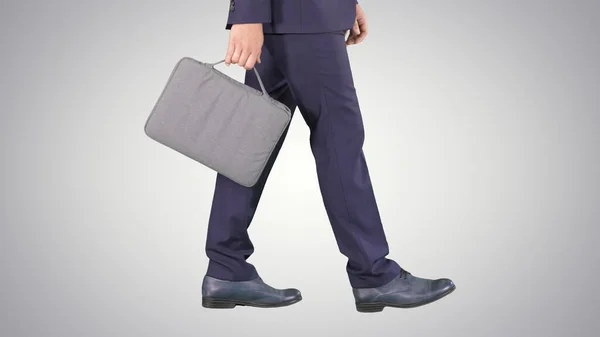 Bell'uomo d'affari in giacca e cravatta cammina con una valigetta su Gradien — Foto Stock