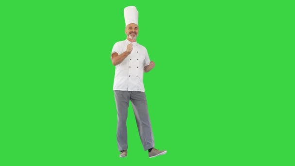 有趣的男性厨师厨师在绿色屏幕上跳舞，铬键. — 图库视频影像