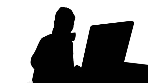 Silhouette Junge Frau mit Computer und Café. — Stockfoto