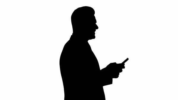 Sylwetka Dojrzały biznesmen za pomocą wiadomości SMS z telefonu komórkowego — Zdjęcie stockowe