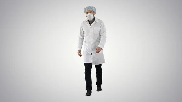 Yürüyen maske takmış genç bir erkek doktor ve arka planda tıbbi bir başlık.. — Stok fotoğraf