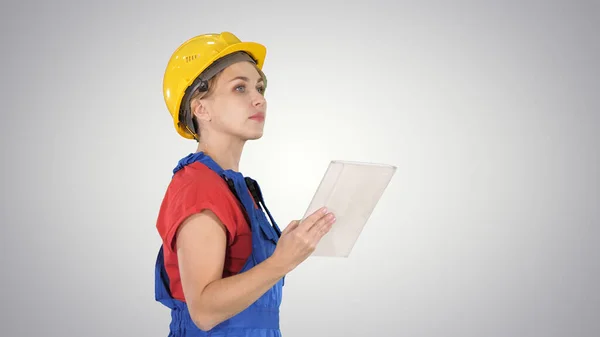 Female construction engineer looking at tablet and checking obje — Stock Photo, Image
