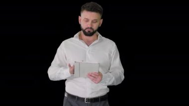 Dijital tablet kullanan genç ve ciddi bir erkek yönetici ve aynı fikirde olan Alfa Kanalı 'na bakıyor.