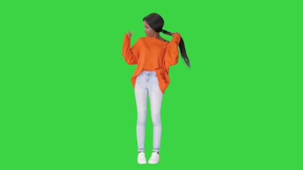 若いアフリカ系アメリカ人女性がグリーンスクリーンで手を振って、クロマキー. — ストック動画