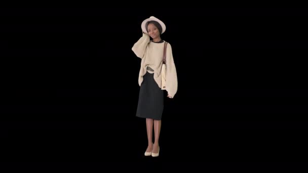 Fashionabla afrikanska amerikanska kvinna poserar i stickade kläder och vit hatt, Alpha Channel — Stockvideo