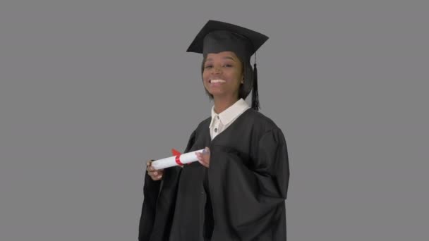 Sonriente estudiante afroamericana con bata de graduación posando con diploma, Alpha Channel — Vídeo de stock