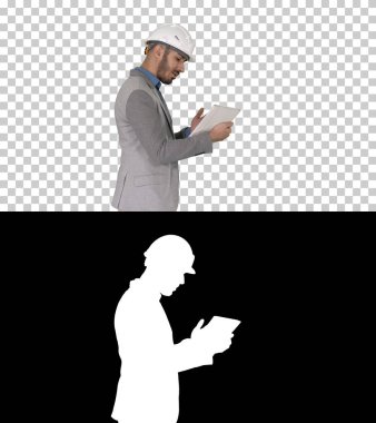 Hipster mühendisi elçiliği gösteren tabletle video görüşmesi yapıyor.