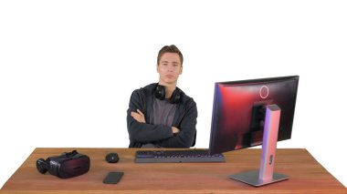 Kendine güvenen oyuncu kameraya bakıyor çapraz ellerle beyaz bada