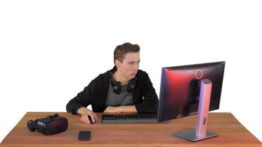 Oyuncu bir oyun oynuyor ve beyaz arkaplanda kaybediyor.