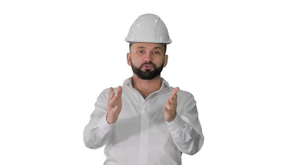 Инженер в белом шлеме объясняет что-то камере, почему — стоковое фото