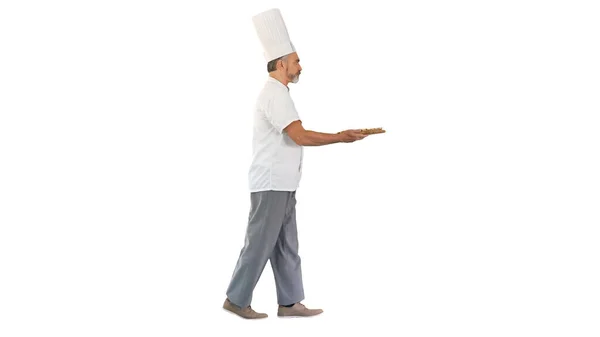 Cucinare camminando in fretta con una pizza tra le mani sulla schiena bianca — Foto Stock