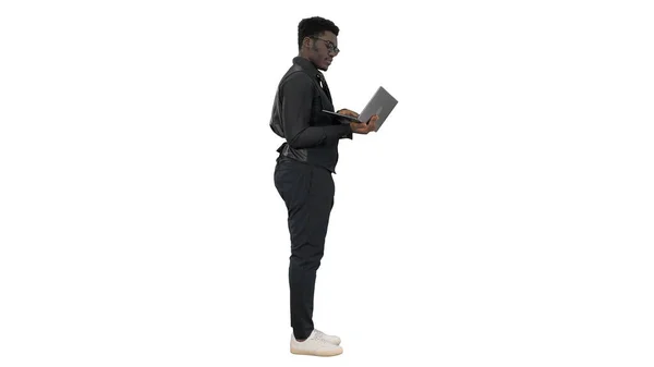 Hombre de negocios afroamericano confiado escribiendo en el ordenador portátil en blanco — Foto de Stock