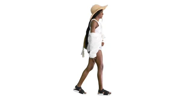 Avslappnad afrikansk amerikansk flicka går klädd i en halmhatt och en — Stockfoto