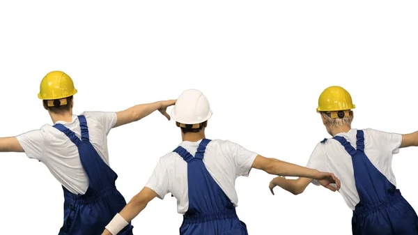 Tři dělníci ve stavebnictví v tvrdých kloboucích tančí — Stock fotografie