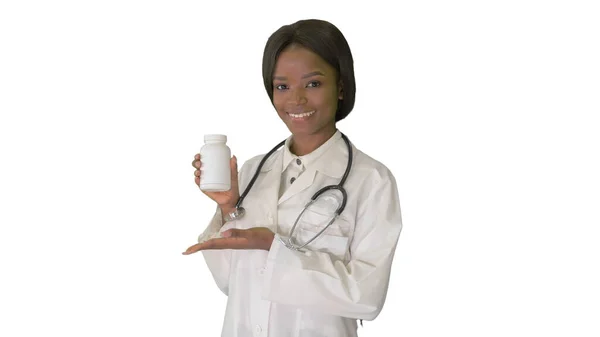 Sorrindo afro-americana médica com estetoscópio advertis — Fotografia de Stock