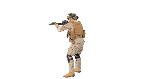 Soldado apontando com um rifle de assalto no fundo branco. — Fotografia de Stock