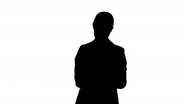 Silhouette Donna concentrata in un abito scrivere idee di business nel suo blocco note mentre cammina. — Video Stock