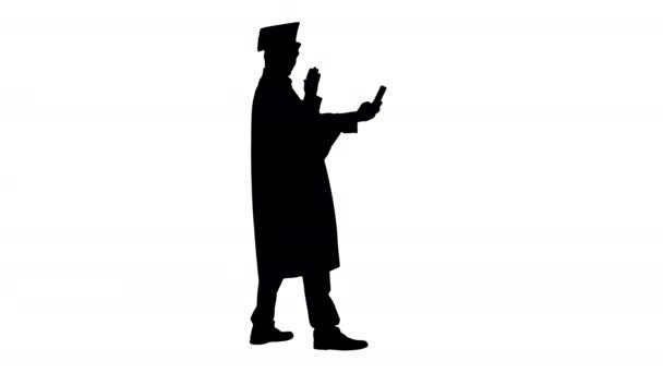 Silhouet Graduate student neemt selfie met verschillende gebaren. — Stockvideo