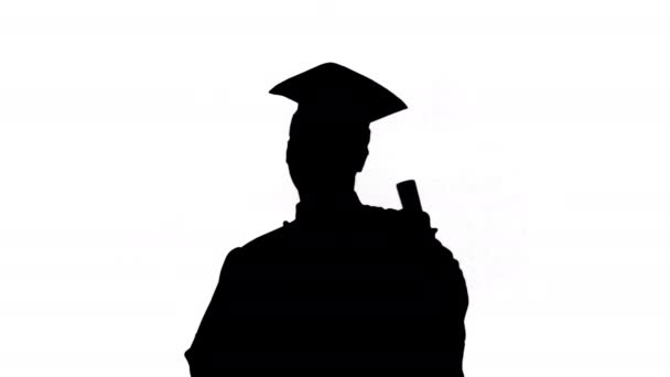 Silhouette Felice africano americano studente maschio in veste di laurea in posa con diploma per la fotocamera. — Video Stock