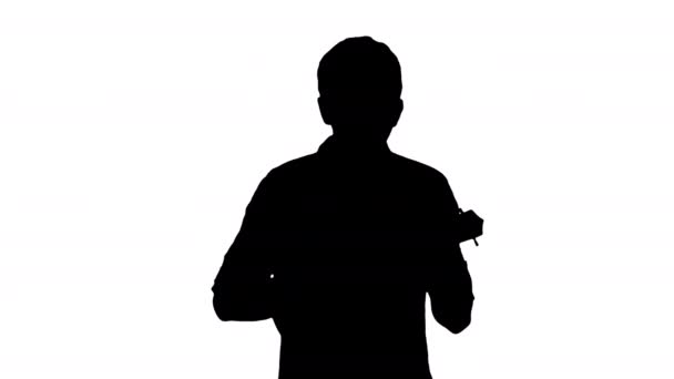 Silhouette Jeune homme jouant de l'ukulélé et signant en marchant. — Video