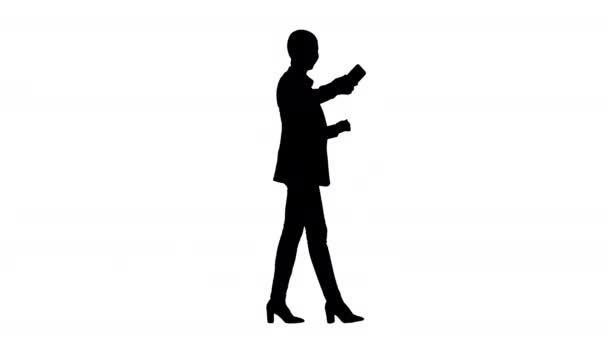 Silhouette Souriante Femme d'affaires prenant selfie sur son téléphone tout en marchant. — Video