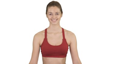 Beyaz arka planda gülümseyen yoga meditasyonu yapan kadın..