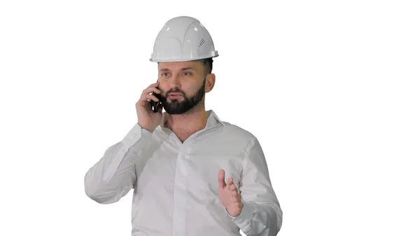 A mérnök fehér ingben és keménykalapban beszél a mobilján. — Stock Fotó
