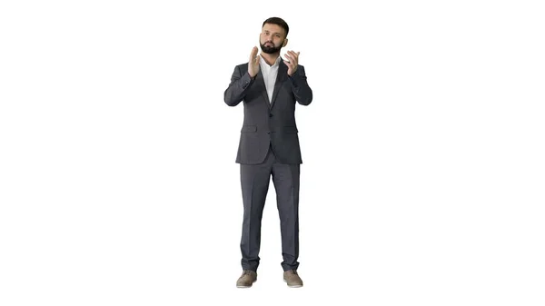 Красивый бизнесмен с бородой аплодирует на белом фоне. — стоковое фото