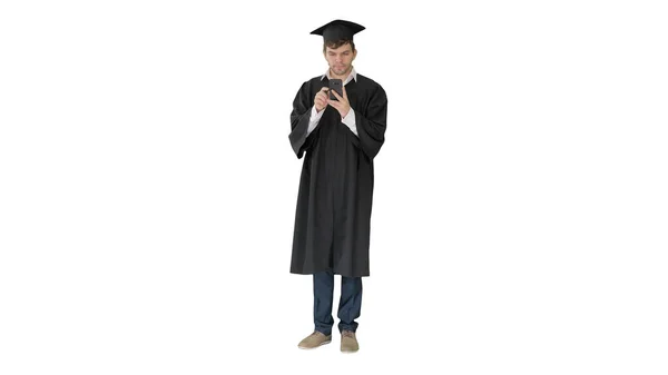 Graduate estudante mensagem de texto no telefone em backgroun branco — Fotografia de Stock
