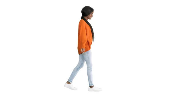 Улыбающаяся афроамериканка в ярком свитере и джинсе — стоковое фото