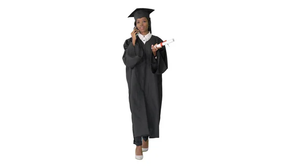 Afro-americano feminino estudante no graduação robe falando no th — Fotografia de Stock