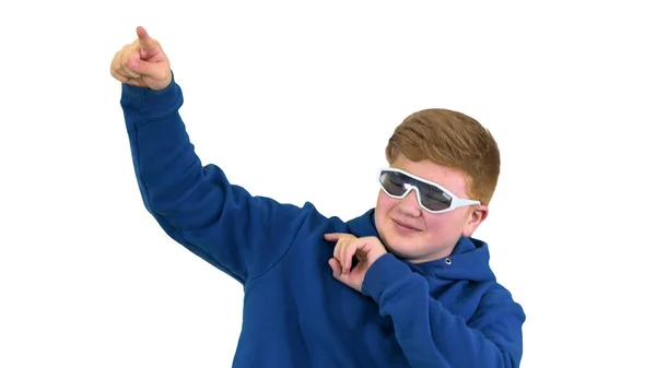 Teenager se slunečními brýlemi dělá nějaké cool taneční pohyby na bílém — Stock fotografie