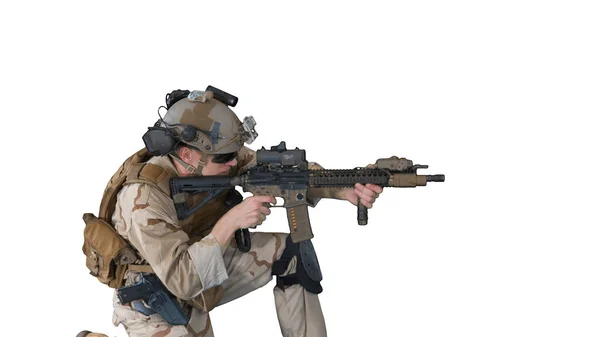 Paratrooper i uniform skytte från sittande position på vit b — Stockfoto