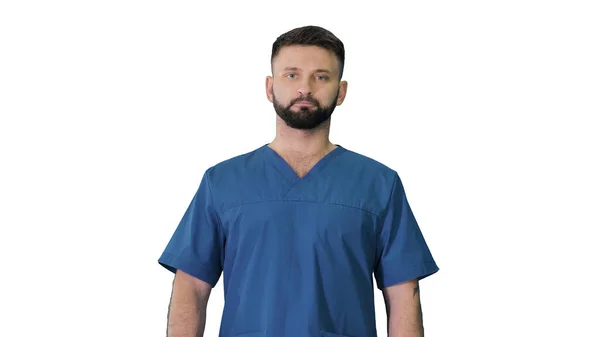 Beyaz arka planda yürüyen sakallı ciddi bir erkek cerrah.. — Stok fotoğraf