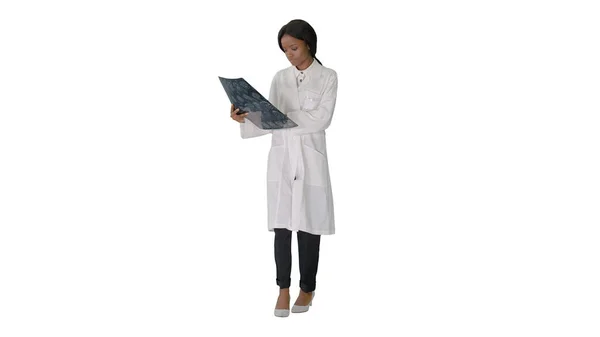Giovane afro-americana medico femminile guardando i raggi X mentre walki — Foto Stock
