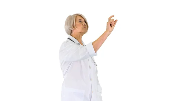 Γηραιά γυναίκα γιατρός πατώντας ένα κουμπί στο φανταστικό φουτουριστικό s — Φωτογραφία Αρχείου