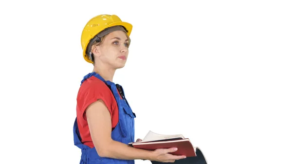 Mulher trabalhador da construção em chapéu duro e uniforme de trabalho verificar — Fotografia de Stock