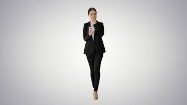 Gradien 'de telefonunu kullanan hoş olmayan bir iş kadını.