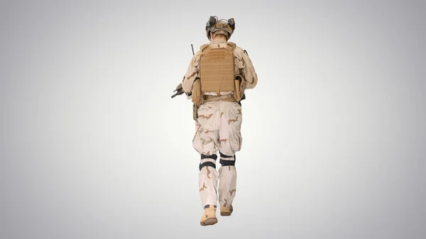 Ranger dell'esercito americano in uniforme da combattimento che cammina su sfondo sfumato. — Foto Stock