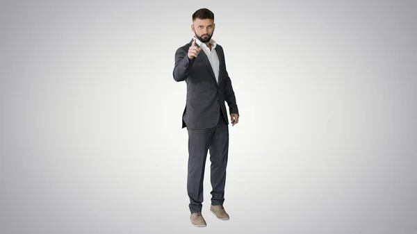 Empresario con barba mostrando gestos con el dedo arriba, pulgares arriba o — Foto de Stock