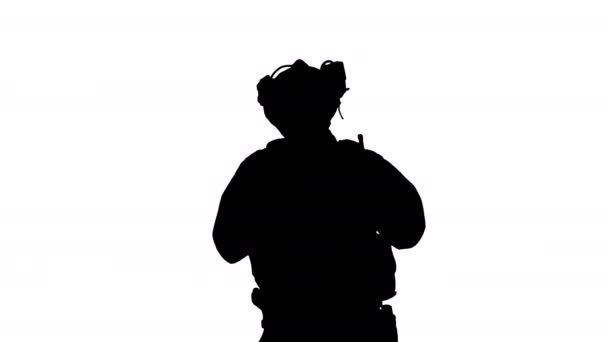 Солдаты в камуфляже, проверка боеприпасов, канал Альфа — стоковое видео