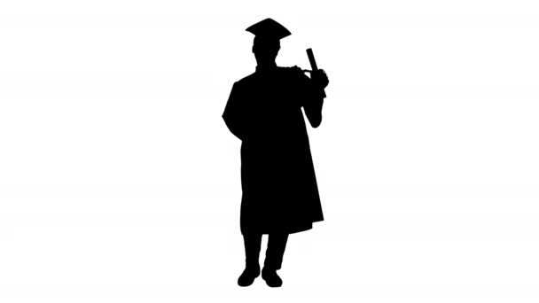 Silhouette Heureux étudiant afro-américain masculin en robe de remise des diplômes posant avec un diplôme pour appareil photo. — Video