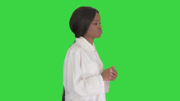 Jeune médecin afro-américaine parlant alors qu'elle marche sur un écran vert, Chroma Key. — Video