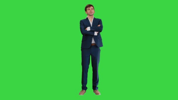 Joven empresario confiado levantando el dedo y brazos plegables mirando a la cámara en una pantalla verde, Chroma Key. — Vídeos de Stock